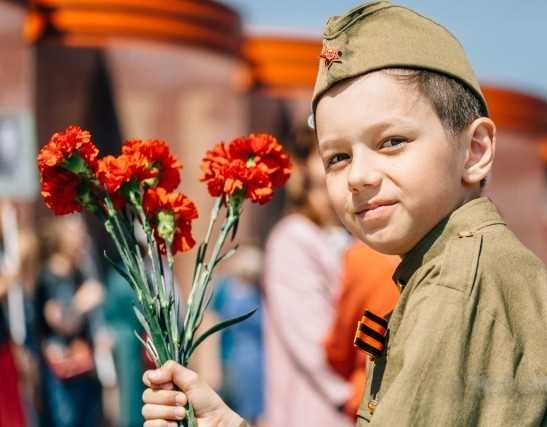 Мальчик в военном