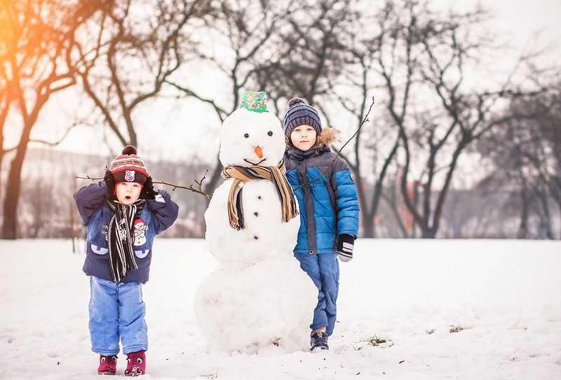 Дети и Снеговик