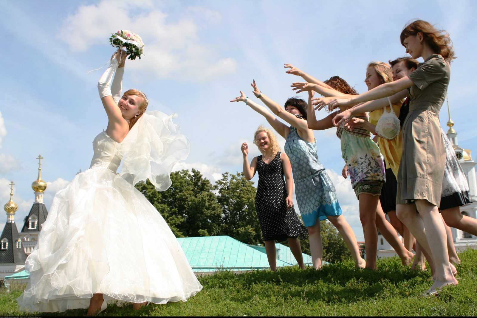 Невеста бросает букет